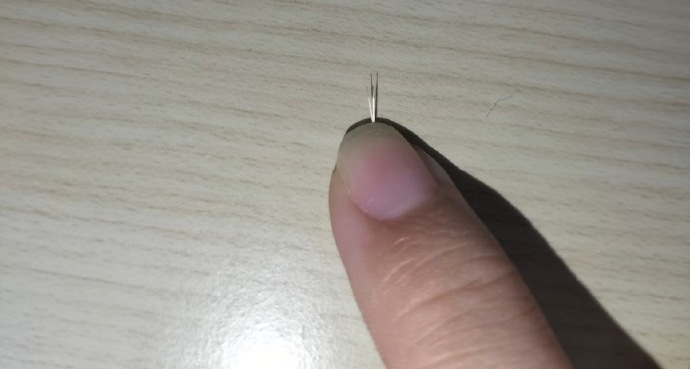 原來小時候的擔心不是多餘的，“睫毛掉進眼睛裏鈣化了”