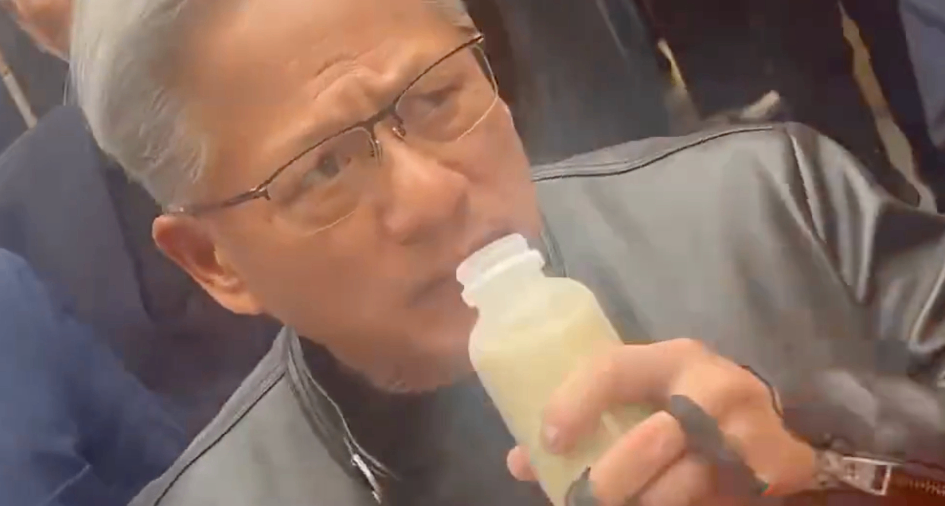 黃仁勳喝豆汁，完全喝不慣！