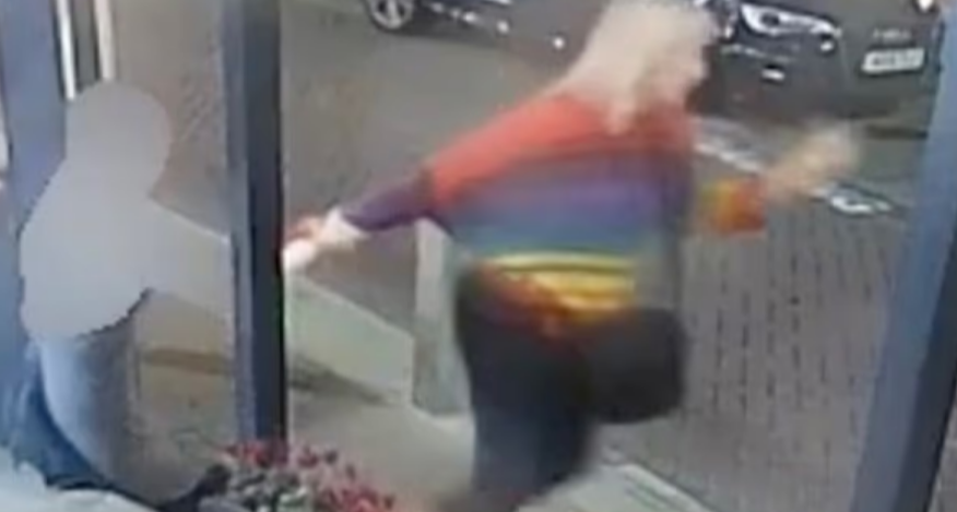 海外女子闖入餐廳“解救”觀賞龍蝦，扔入海中致其瞬間死亡！