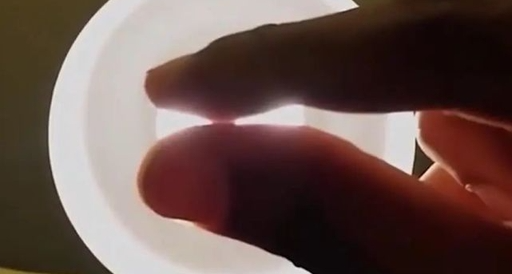 【冷百科】为啥两个影子靠近的时候看上去就像吸在一起了一样？