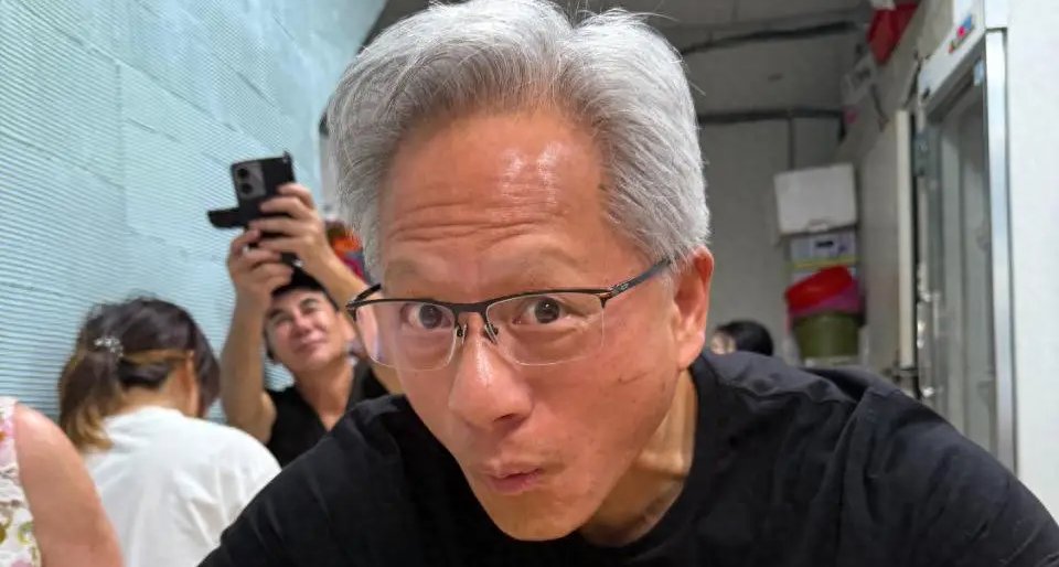 “黃仁勳一條街” 驚現南鑼鼓巷！老黃成了商家的財神爺！！