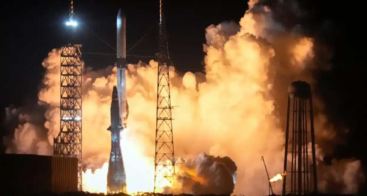 蓝色起源新格伦火箭静态点火测试爆炸，NASA 登月计划受重创