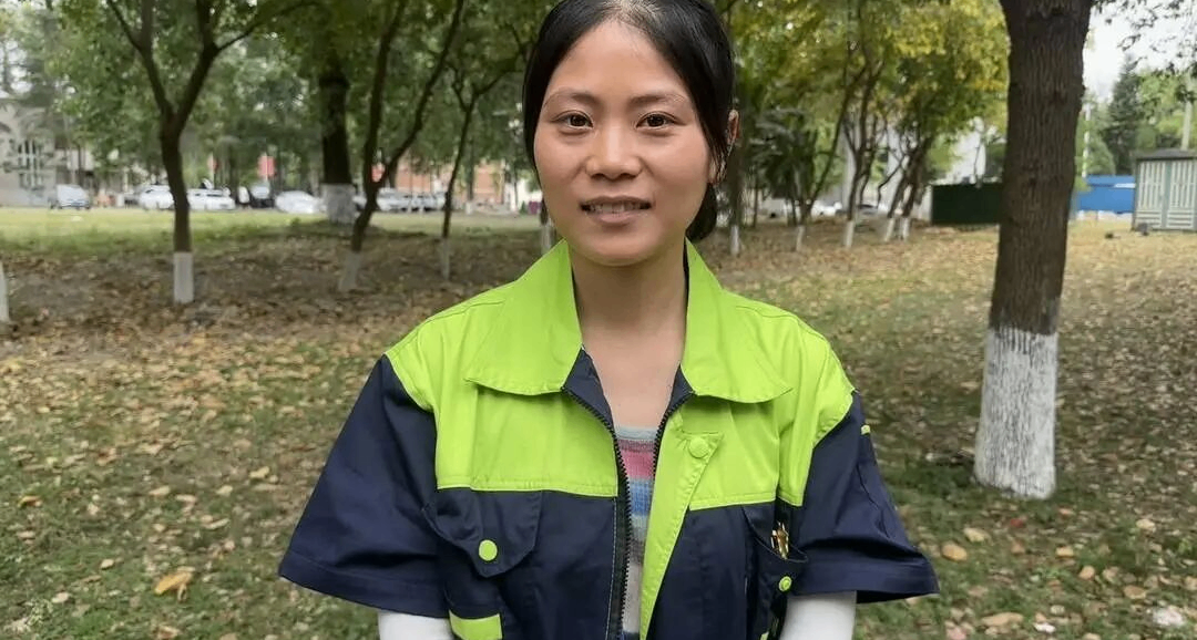 太励志太励志！！！！33岁环卫女工一边扫地一边带娃一边考研