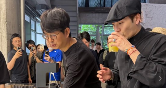 【王嘉尔】逛黑神话线下店，【杨奇】现场介绍 混铁棍 摆件