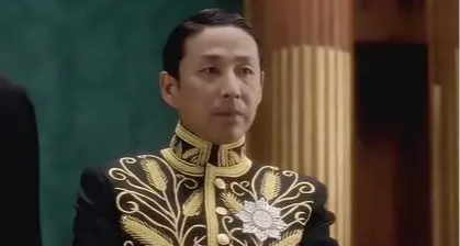 從前，有位外交官去了巴黎