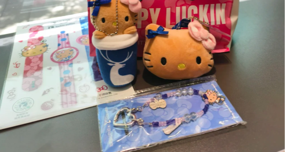 瑞幸把 HelloKitty 写成 HeeloKitty，多地网友拿到了错版商品