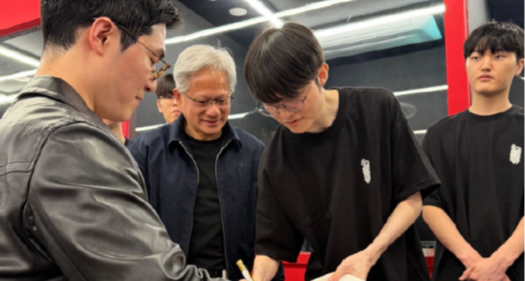 黃仁勳到韓國第一時間見Faker，現場送出雙簽名的RTX 5090 顯卡