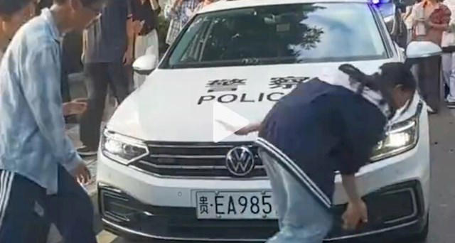 警車985車牌快被摸到包漿