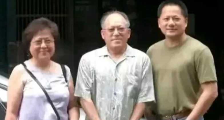 笑不活了！身家千亿又怎样，63 岁黄仁勋照样被 88 岁老爸数落