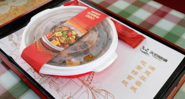 高鐵上也能喫火鍋了掃碼點餐送餐到座，但網友提問味道影響他人