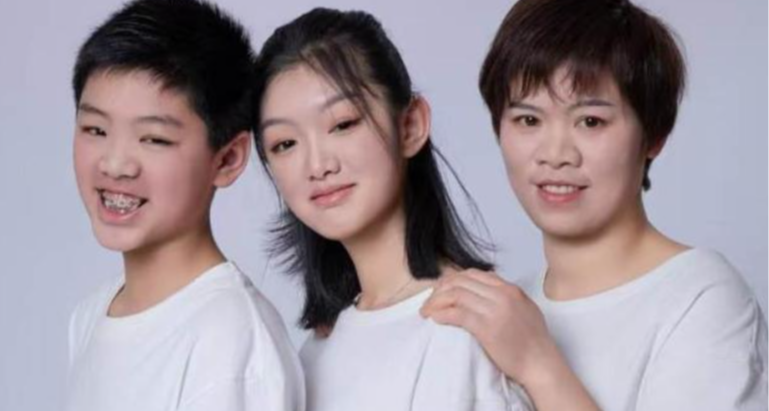 母爱如山母爱如水，单亲妈妈扛楼十余年送女儿高考：最重扛300斤