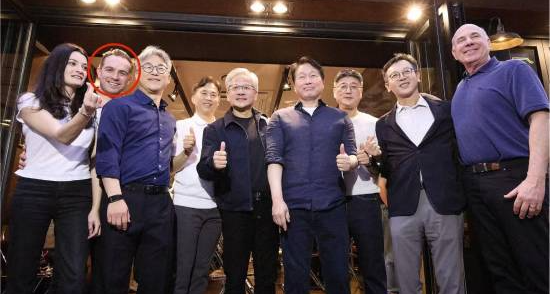 黄仁勋与准女婿、女儿罕见同框！两人都是英伟达高管！！