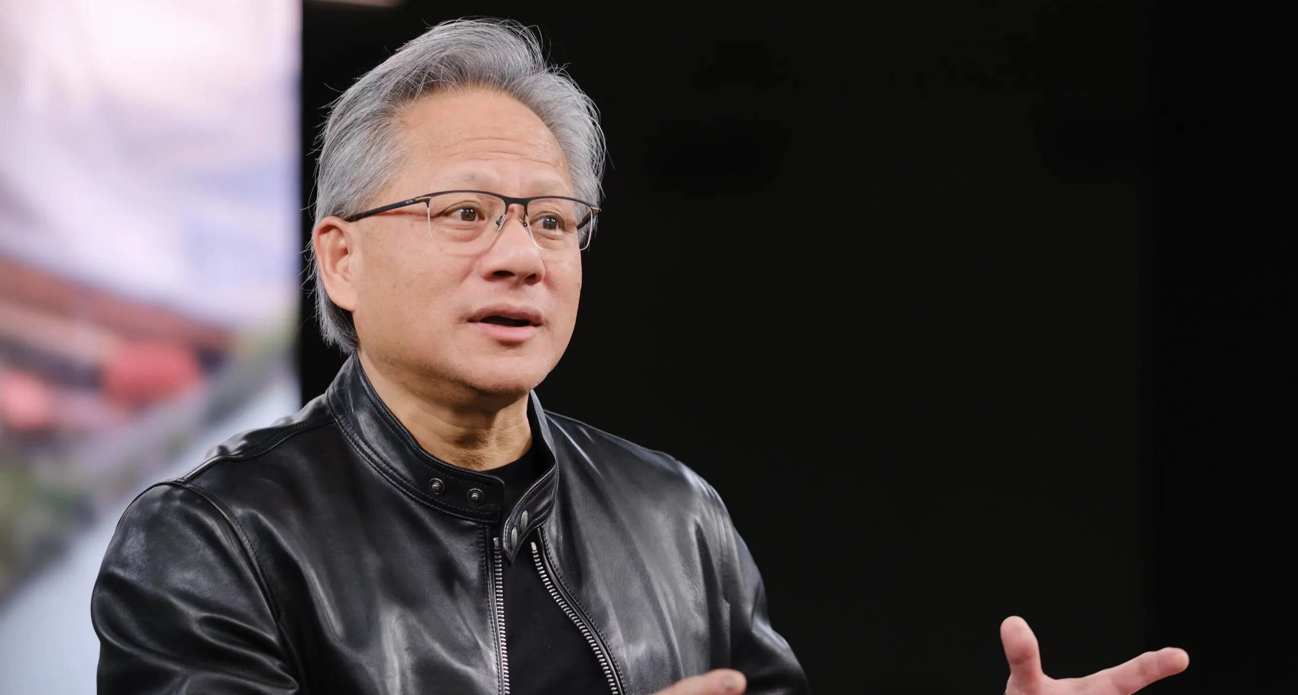 黃仁勳回應總穿皮夾克：我穿的所有衣服都是我妻子買的