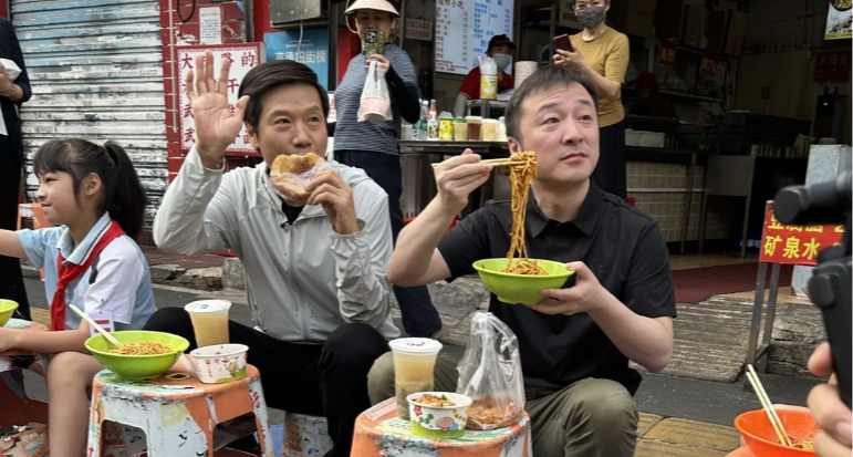 武漢早餐店偶遇雷軍喫熱乾麪，並鼓勵孩子去小米上班