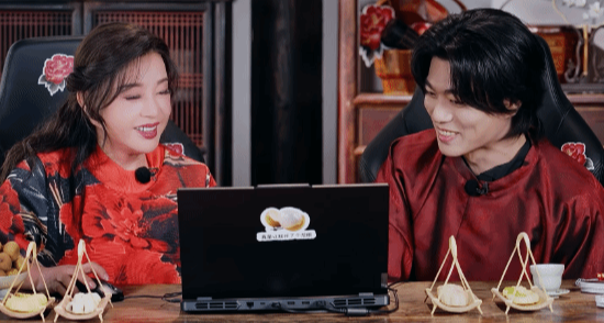 75 岁少女装刘晓庆与 B 站 UP 玩《盛世天下》影游！！