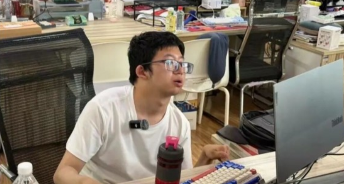 出生即脑瘫，被断言终身受限，黄展翌今天硕士毕业了!