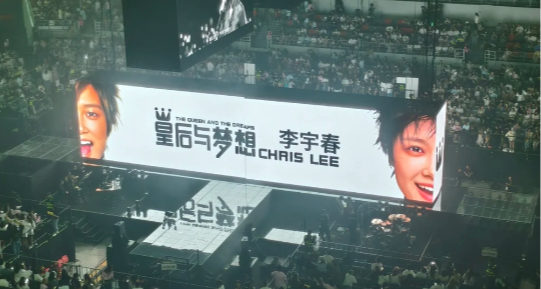 耐克廣告疑似抄襲李宇春海報，都是左右放置新舊人像，中間配大字