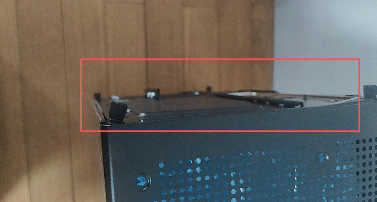 運給海南粉絲的電腦，機箱被壓得變了形