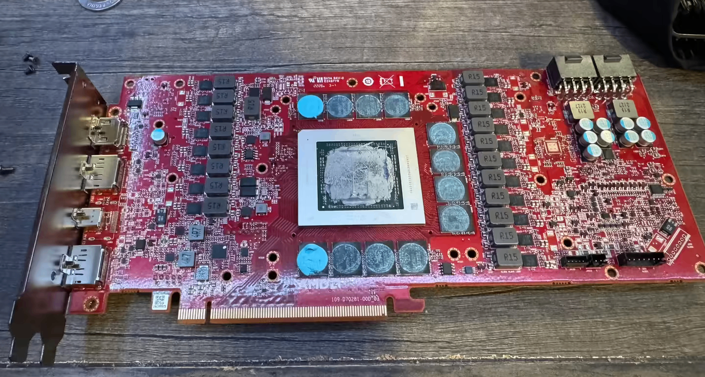 AMD RX 7900 XTX原型卡曝光！紅色PCB + 256-bit位寬，性能接近XT