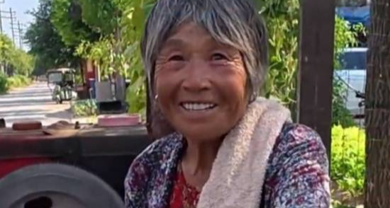 老人整车西瓜卖 70 元，男子多给钱被婉拒：都不容易