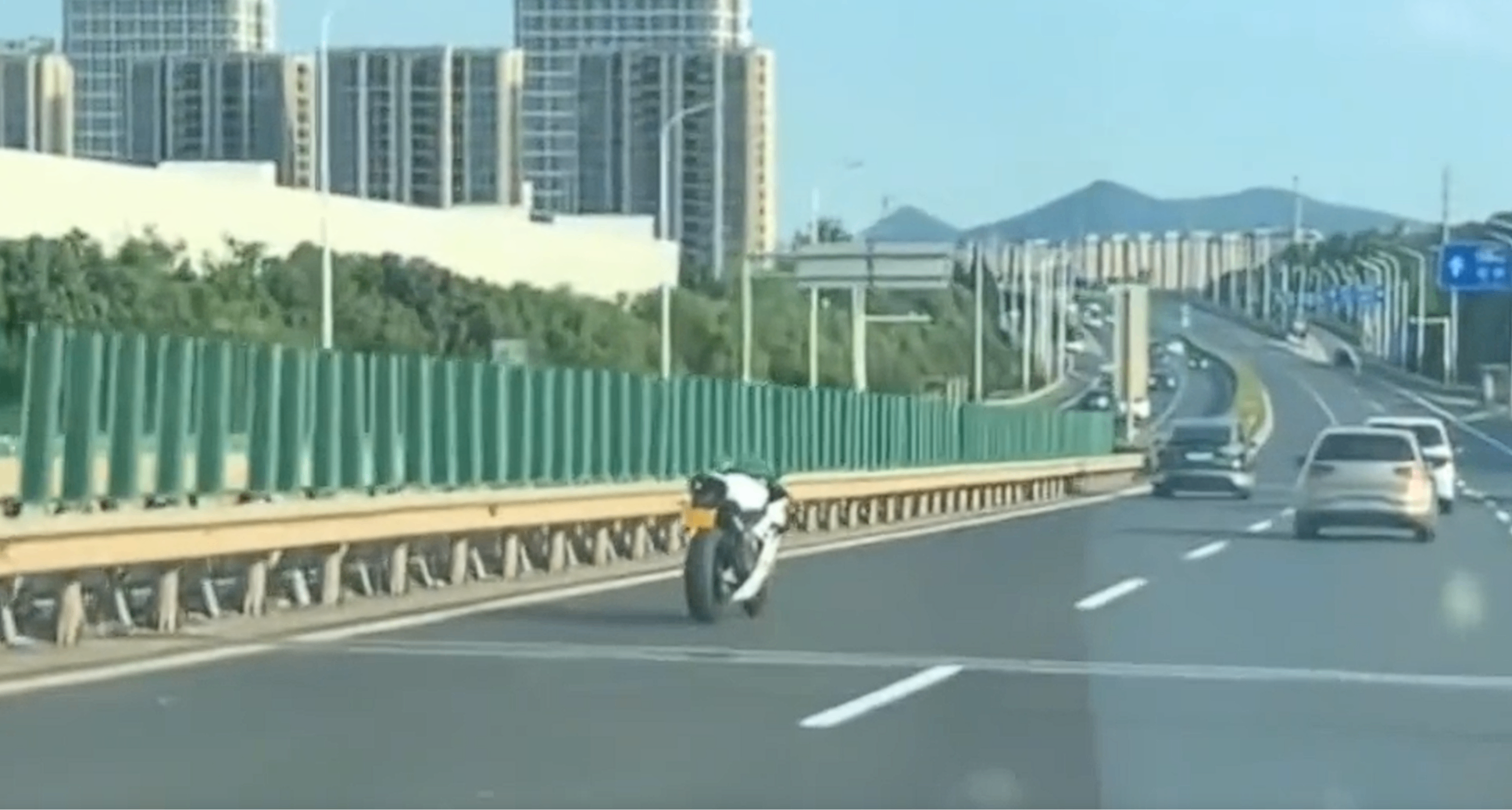 浙江高架橋驚現“野生”無人駕駛「張雪820RR」