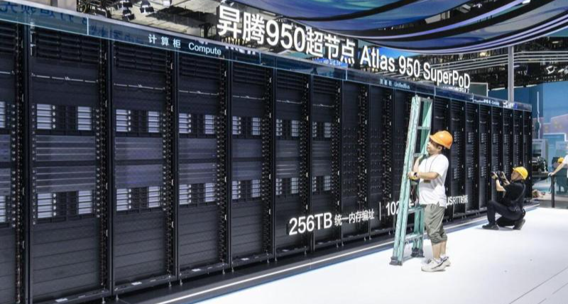 📱华为昇腾 950 超节点首次公开亮相，算力达英伟达同级 6.7 倍