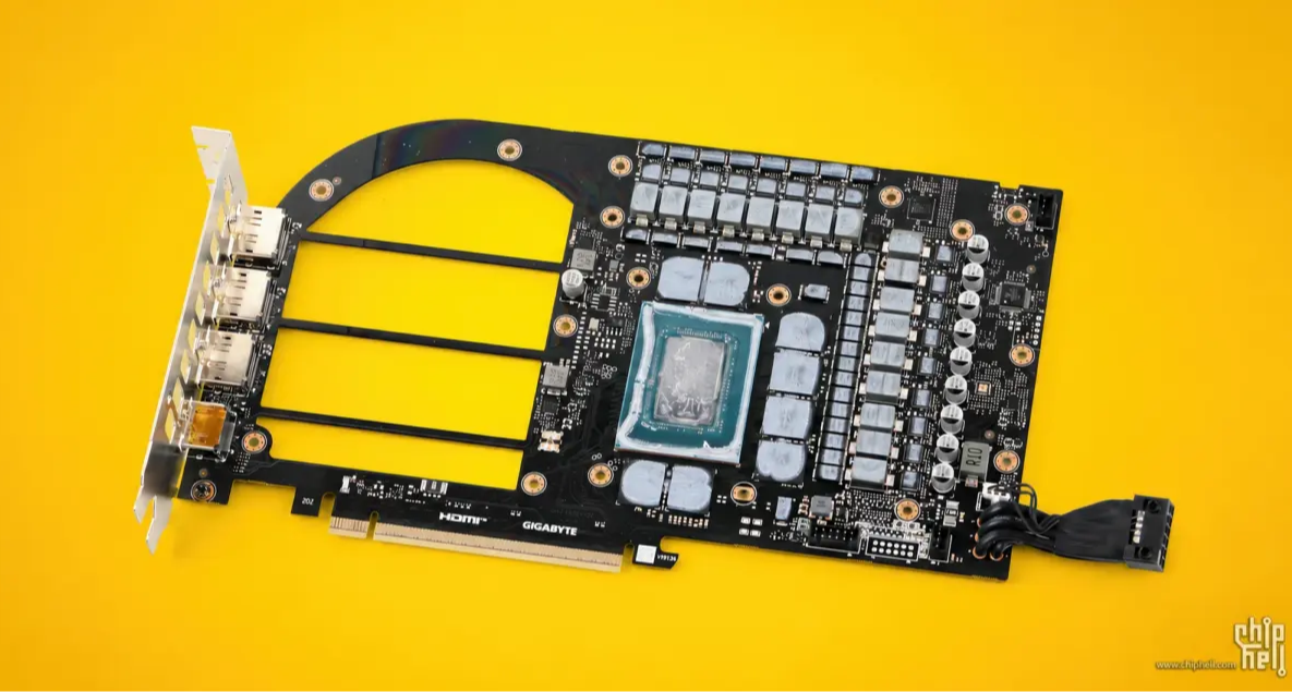 見過PCB中間開個大洞的顯卡嗎？技嘉RTX 5080 Infinity有這設計