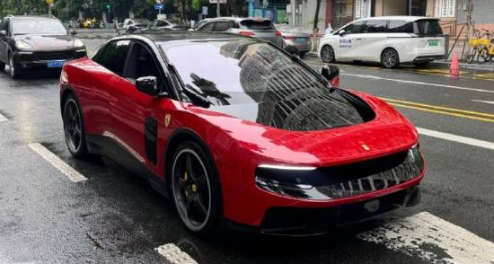 骂归骂买归买，法拉利首款纯电车，国内配额被抢空