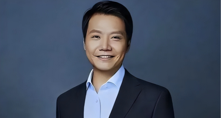 雷军晒自拍照：身着小米澎程T恤 醒目大项链格外抢眼