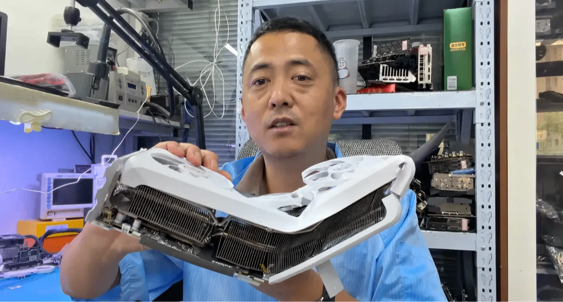 新買的RTX 5060還沒上機就被追尾，撞成V型！張哥硬核救卡