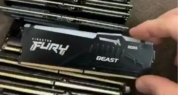 把內存當老酒？18 歲小夥囤 20 根 DDR5 ，賭 15 年翻 5 倍