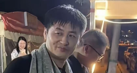 河南一烧烤大哥神似张雪峰老师！抬头瞬间网友们都恍惚了！