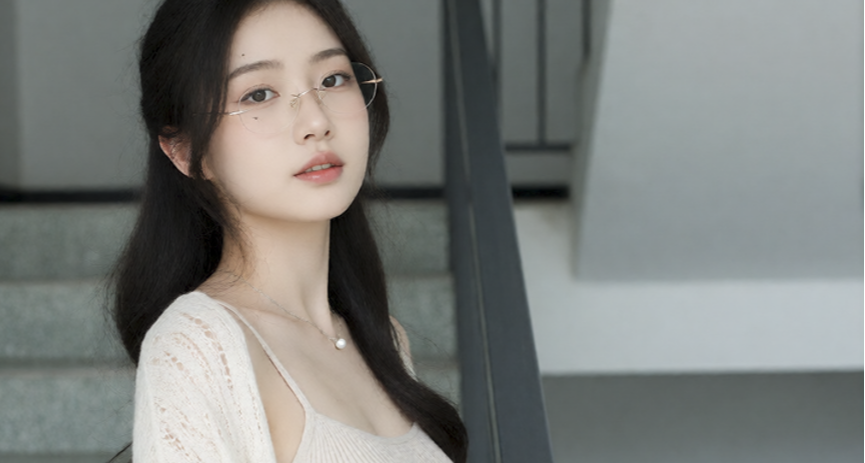 AI提示詞分享丨佩戴金框眼鏡的溫婉文藝教師