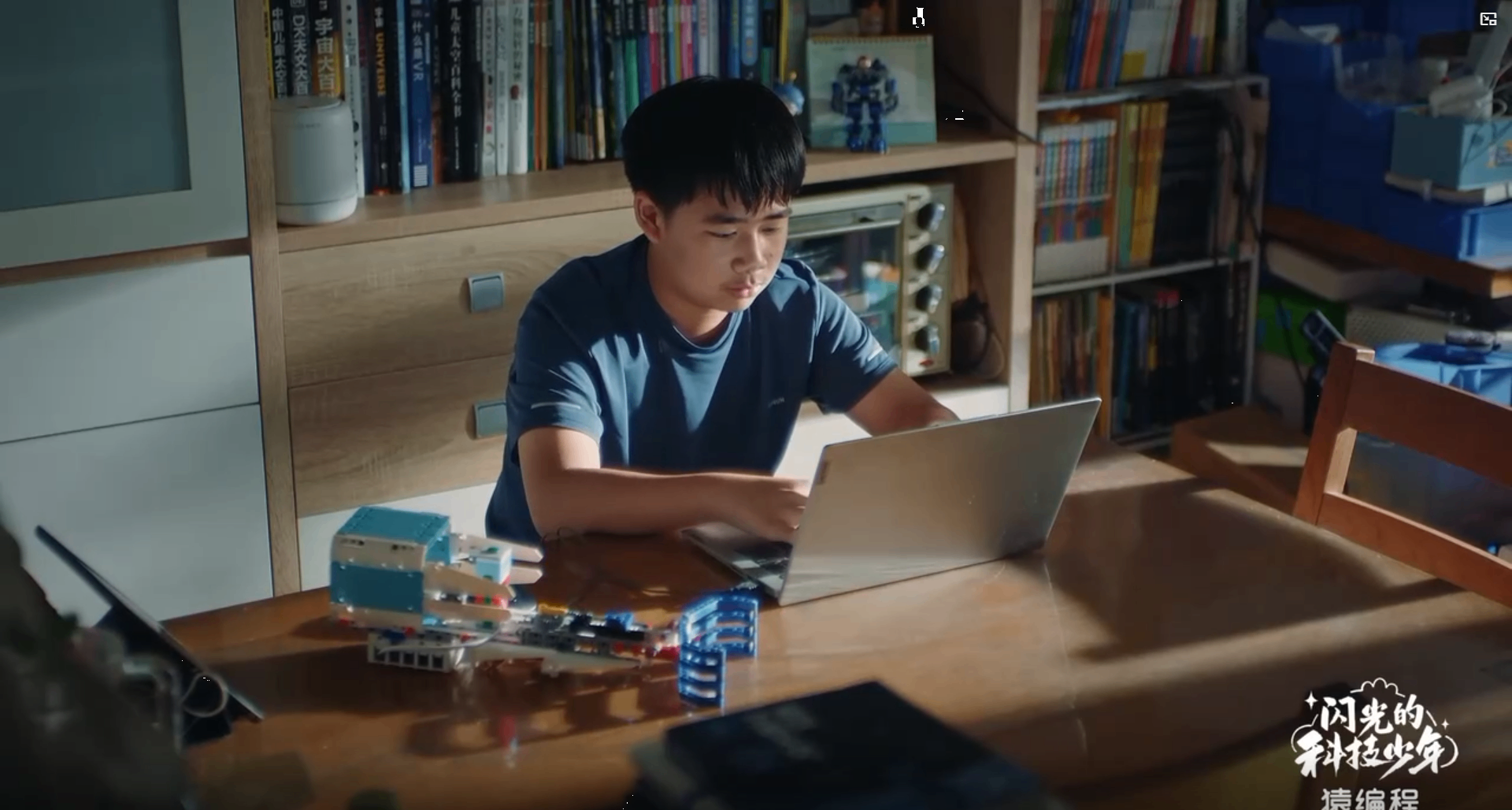 11歲少年寫600行代碼造火箭！客廳改工作室看呆網友！