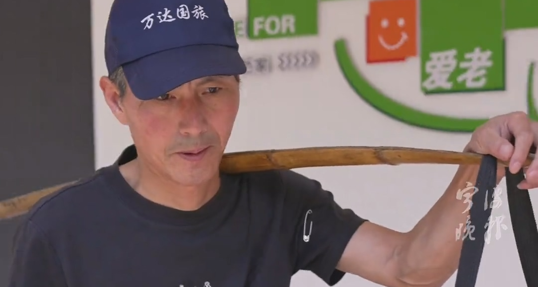 每餐3元翻山送飯！寧波59歲大叔用扁擔挑出