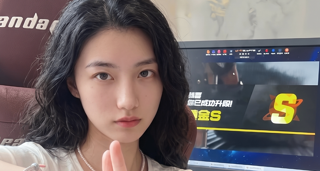 作为女生，我在网吧偷看别人打游戏，竟然把姐看红了眼眶。
