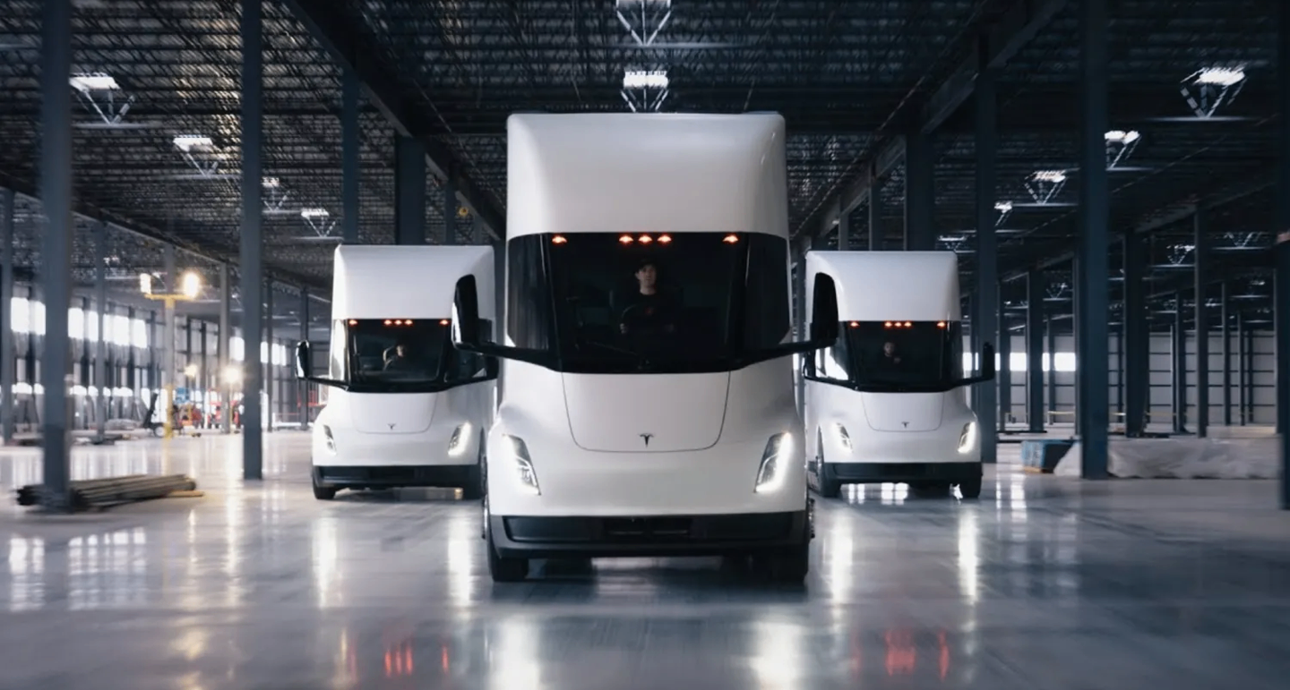 瑞典货运公司 Einride 订了 500 辆特斯拉 Semi 卡车