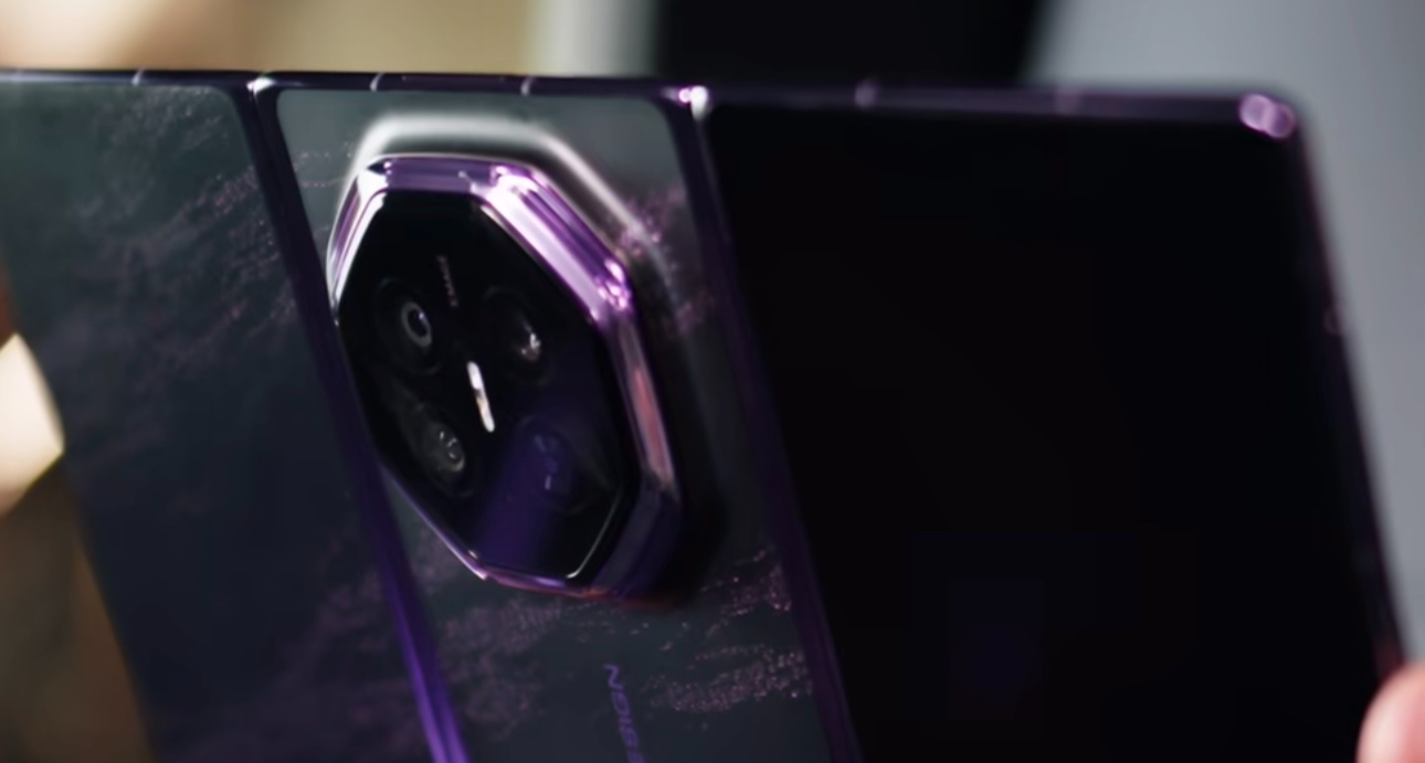 华为 Mate XT 2三折叠真机亮相，“G”形折叠，定档9 月 7 日