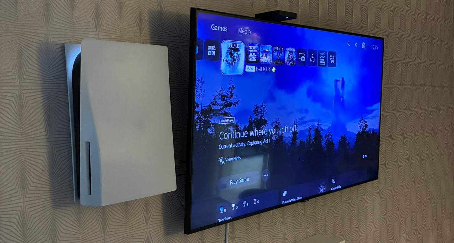海外玩家把PS5主机DIY壁挂晒成果图，网友担心散热成问题