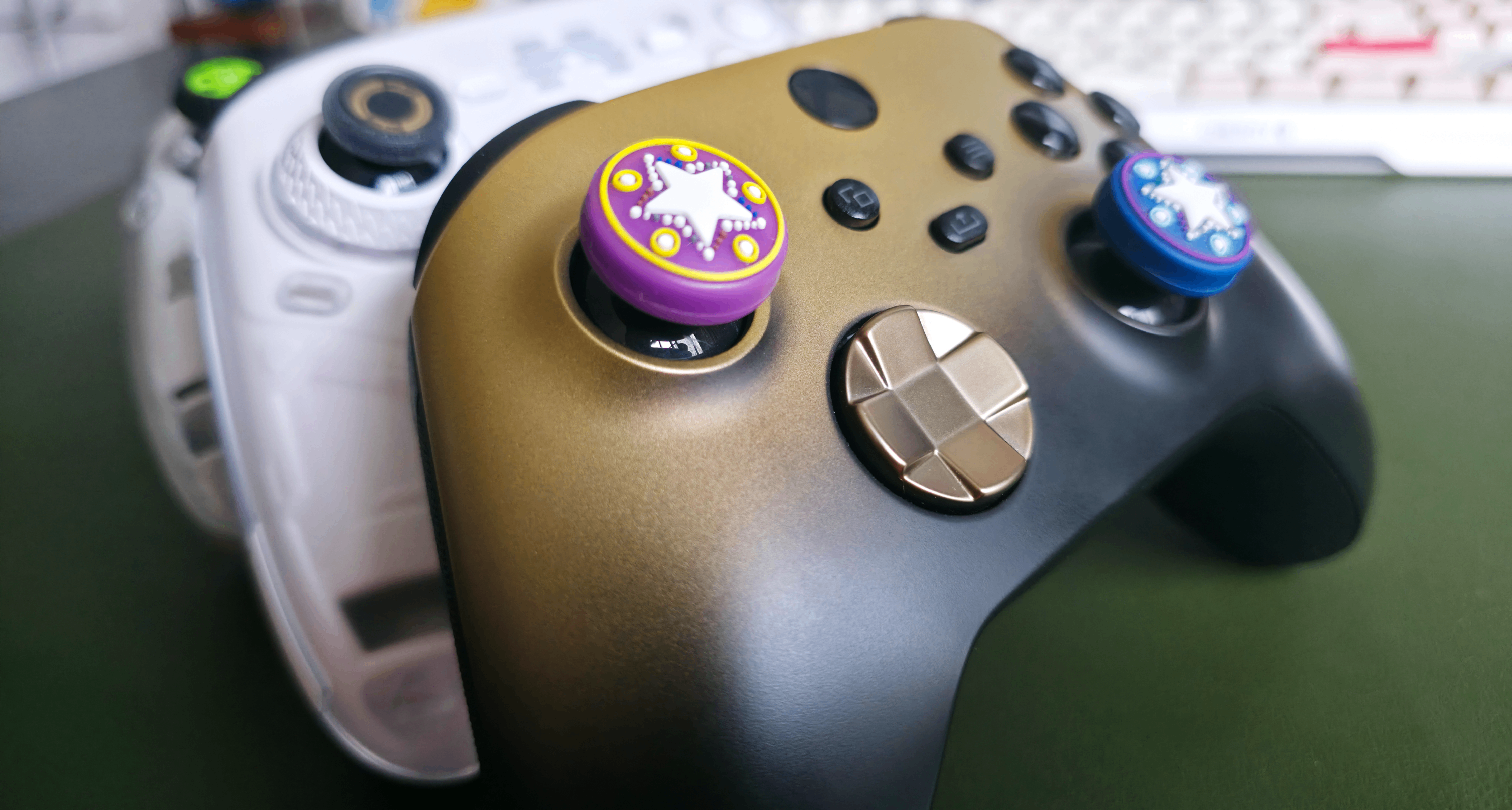 “无脑入”就是XBOX手柄最大谎言！2026年的XBOX手柄还值得买吗？