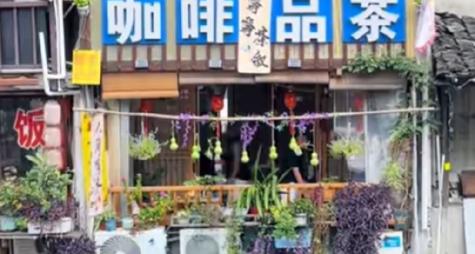 葫芦娃爷爷隔壁咖啡店挂了 7 个葫芦，游客：人都去了隔壁