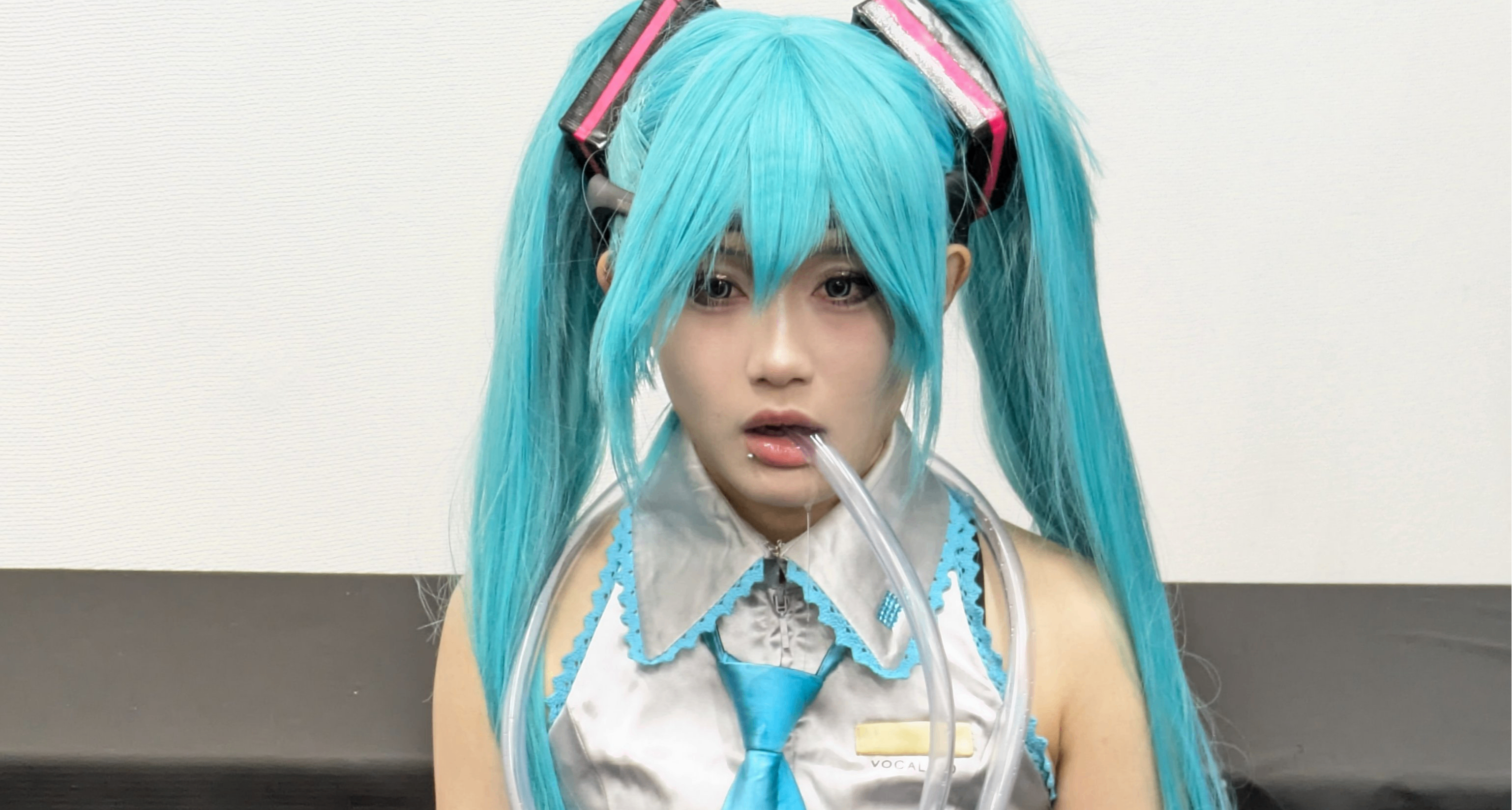 “请神上身？”抽象整活？：“借出”自己的身体给初音未来...