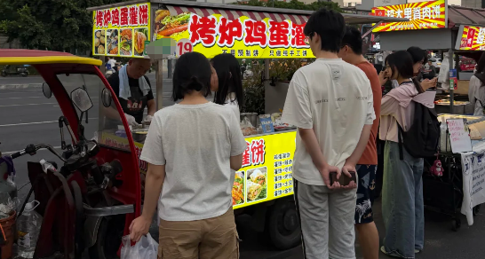 暖心！川大校外70多名攤主請貧困生喫飯，每月10次，一次15元
