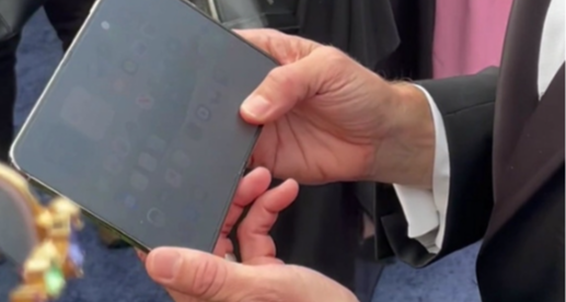翻車了！蘋果 CEO 展示 iPhoneDuo 時畫面模糊，被調侃自帶防窺