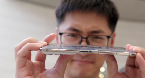 iPhone Duo 閃屏！影視颶風Tim反向掰了一下機身，屏幕出現閃屏