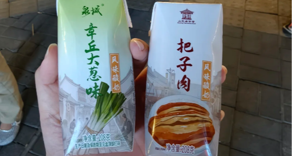 章丘大葱味酸奶 10 天卖出 120 万瓶，此前还推出过把子肉酸奶