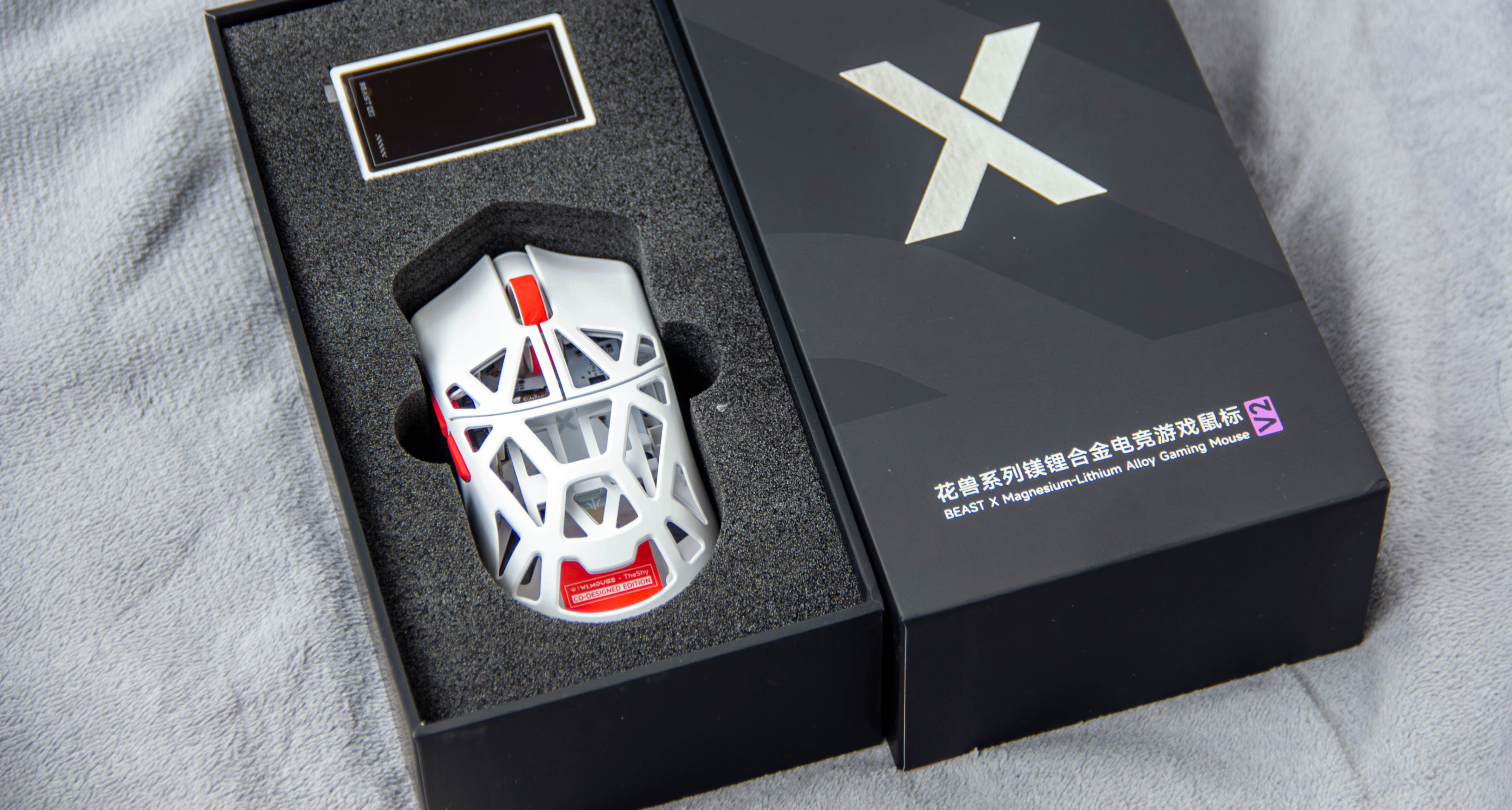 首发819 几乎完美！全手型 镁合金打孔鼠标 万灵 花兽V2