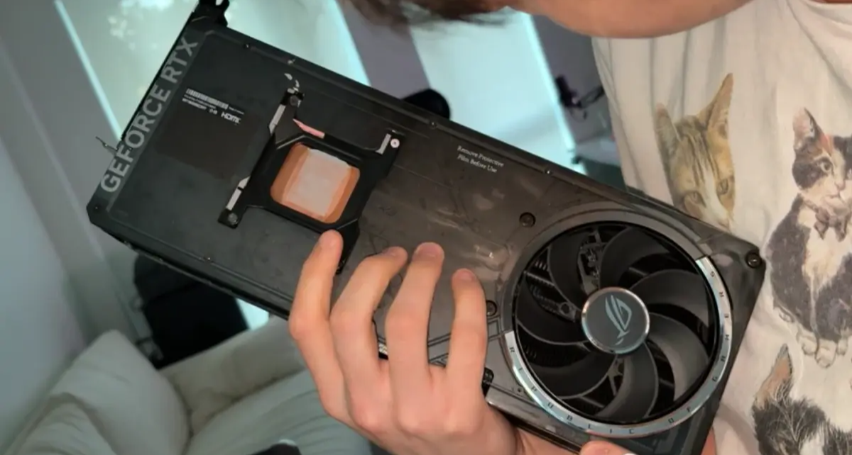 買家錄製完整RTX 5090開箱，發現裏面沒有GPU也沒有PCB