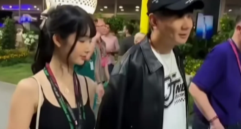 林俊杰牵手女友七七在新加坡街头散步，“十指相扣”很甜蜜