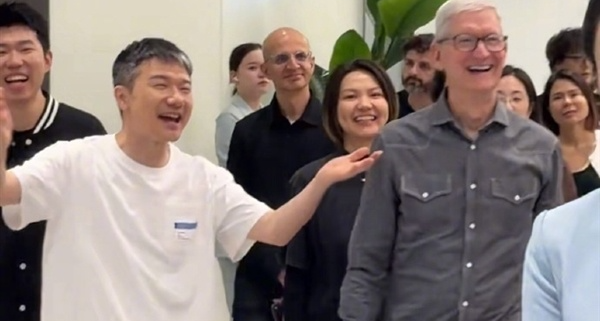 库克与米哈游创始人刘伟同框，这已经不是库克第一次去米哈游了